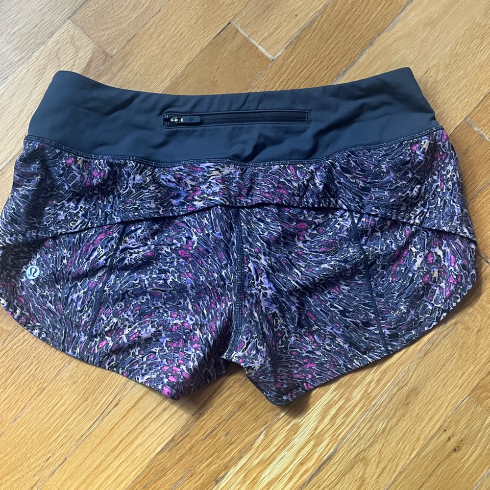 Lulu speed up short 2.5 in inseam patterned shorts